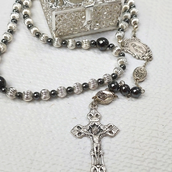 Rosary with gift box included. - Picture 10 of 10